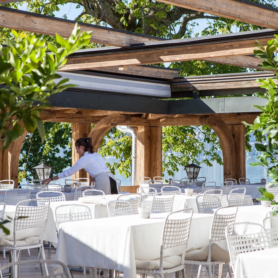 Terrasse mit Tischen und blick auf den See